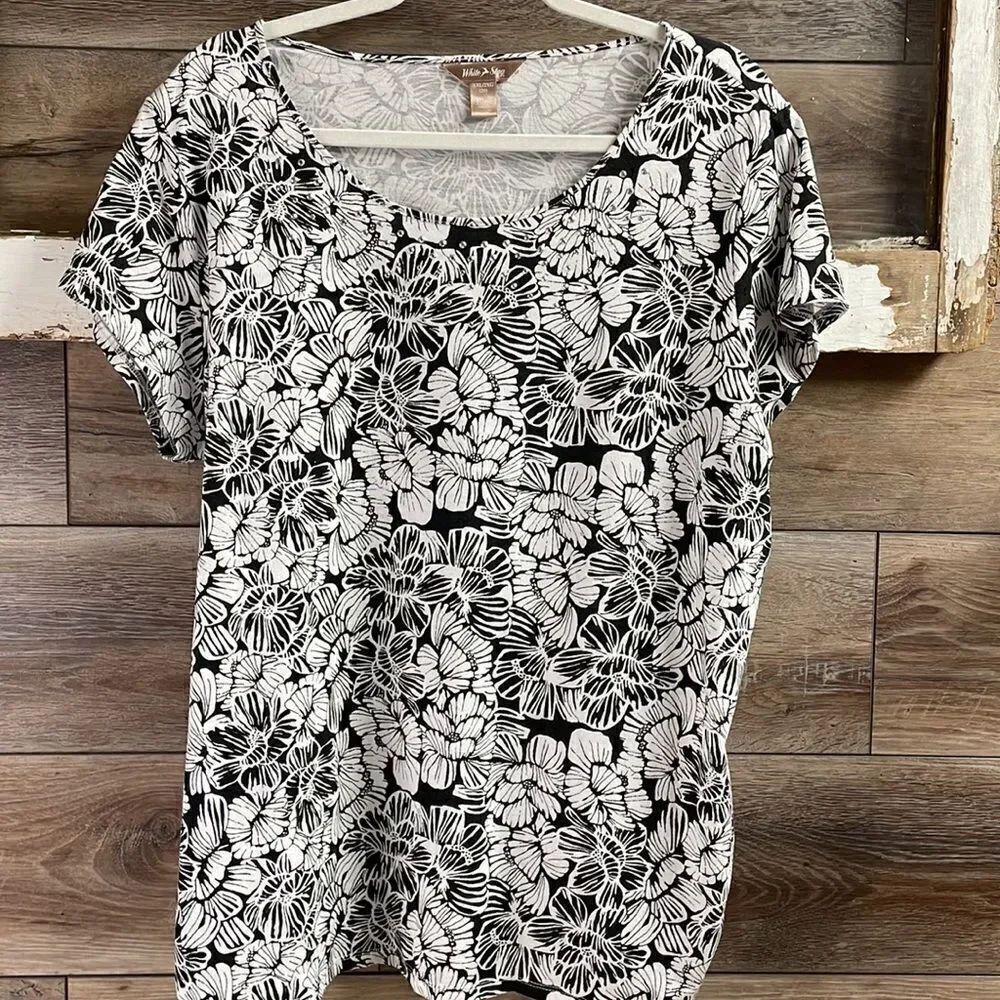 White Stag Ladies Floral Black White Top Size XXL Size 20 Rhinestone Neckline